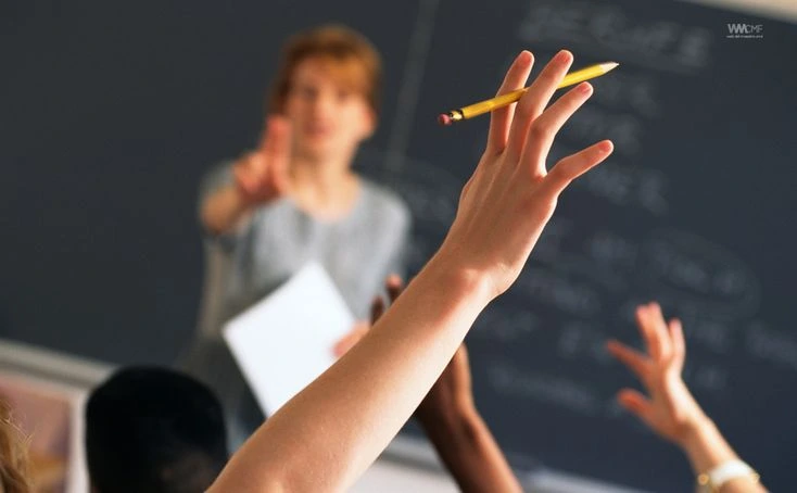 Maestro pidiendo que alumno responda pregunta